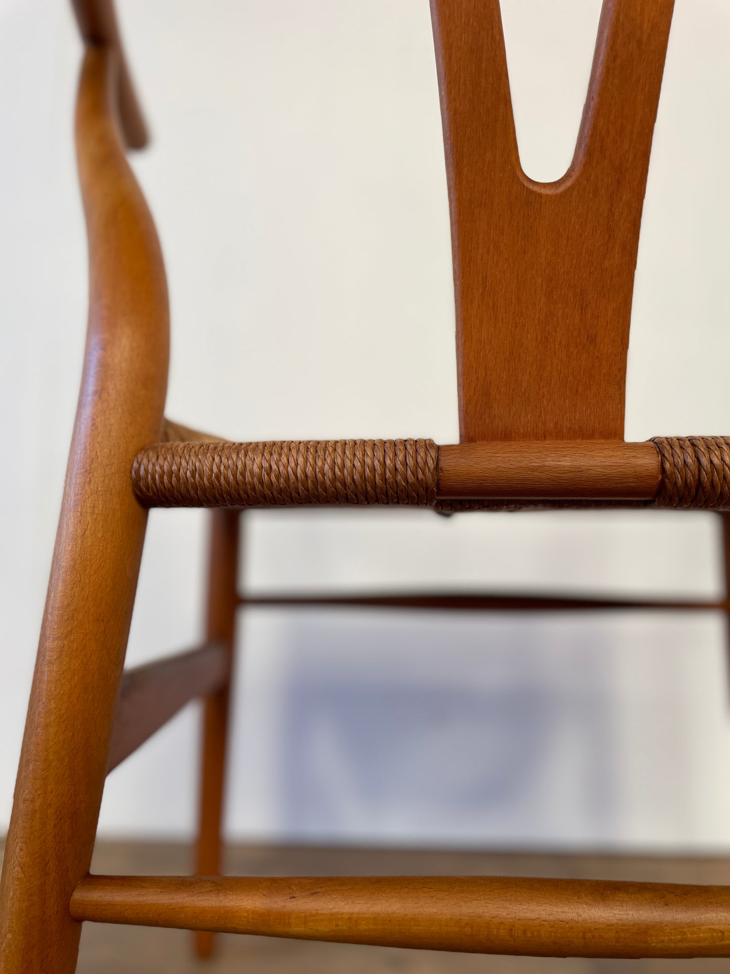 Mid-Century Oak Hans J. Wegner Wishbone Y Chair for Carl Hansen & Søn – Original Danish Design with Paper Cord Seat