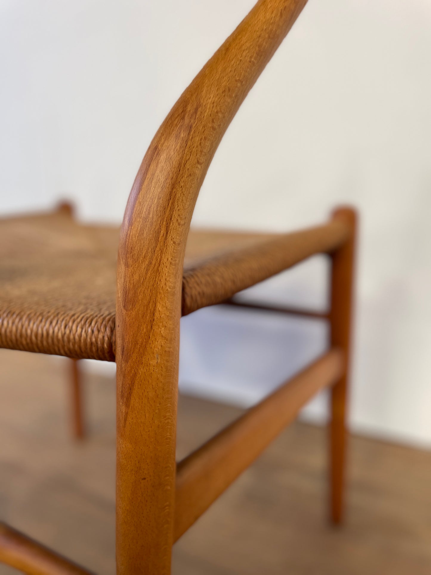 Mid-Century Oak Hans J. Wegner Wishbone Y Chair for Carl Hansen & Søn – Original Danish Design with Paper Cord Seat