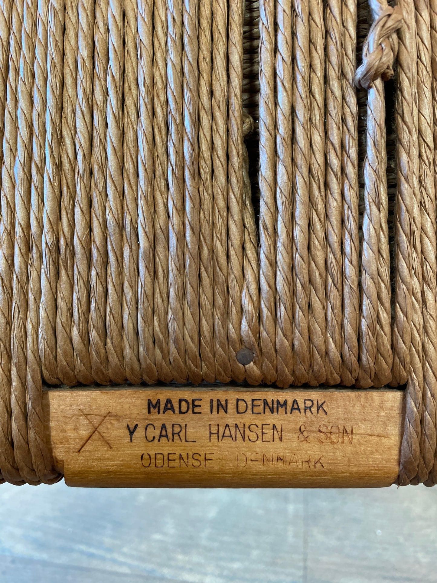 Mid-Century Oak Hans J. Wegner Wishbone Y Chair for Carl Hansen & Søn – Original Danish Design with Paper Cord Seat