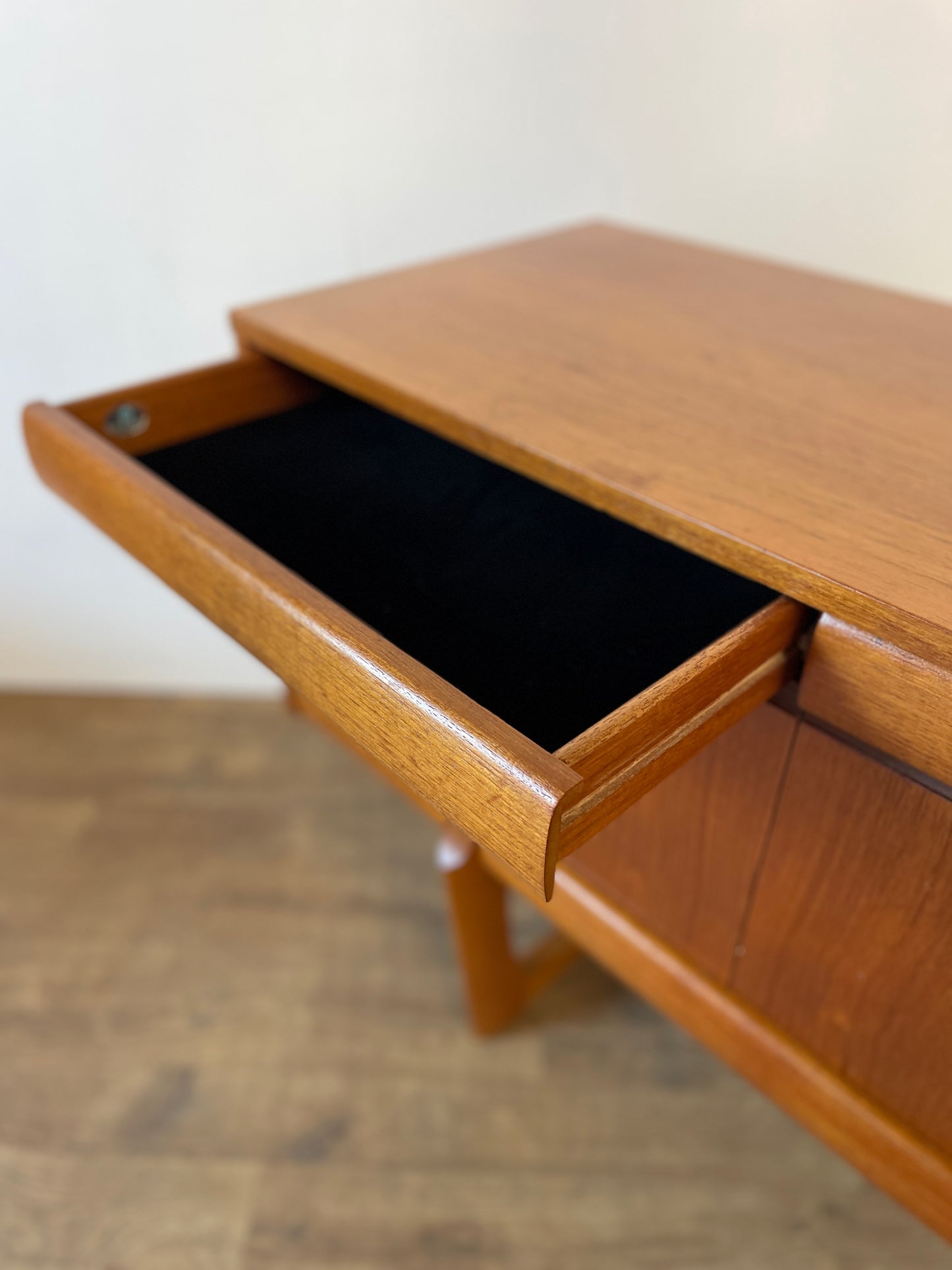 Mid-Century Teak Elliotts of Newbury Sideboard – Vintage 1960s British Long Sideboard 153cm