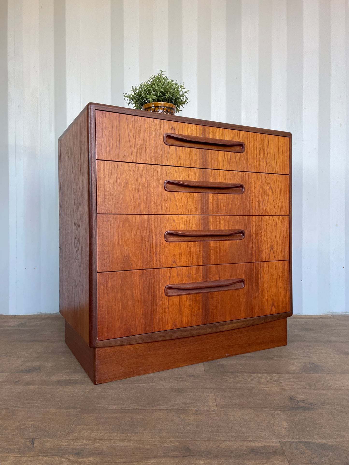 G Plan Fresco Vintage Teak Chest of Drawers – Mid Century 4 Drawer Cabinet – Sculpted Handles – 72cm