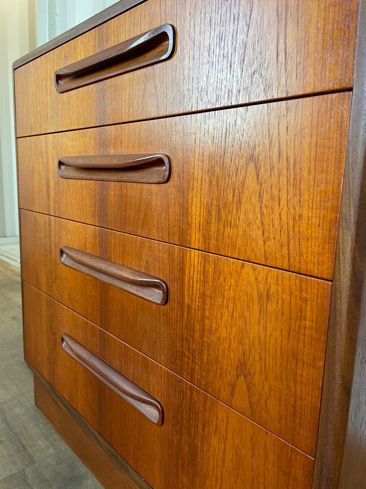 G Plan Fresco Vintage Teak Chest of Drawers – Mid Century 4 Drawer Cabinet – Sculpted Handles – 72cm