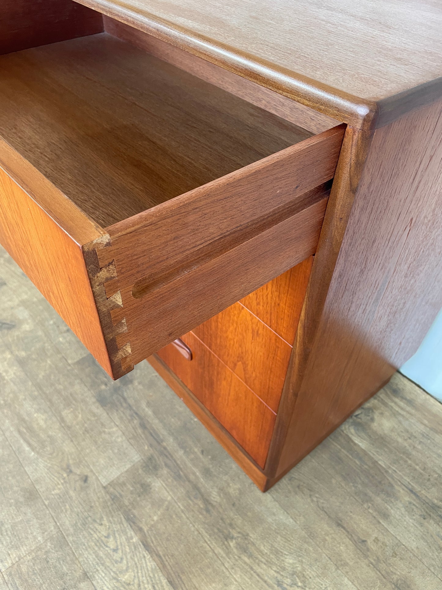 G Plan Fresco Vintage Teak Chest of Drawers – Mid Century 4 Drawer Cabinet – Sculpted Handles – 72cm