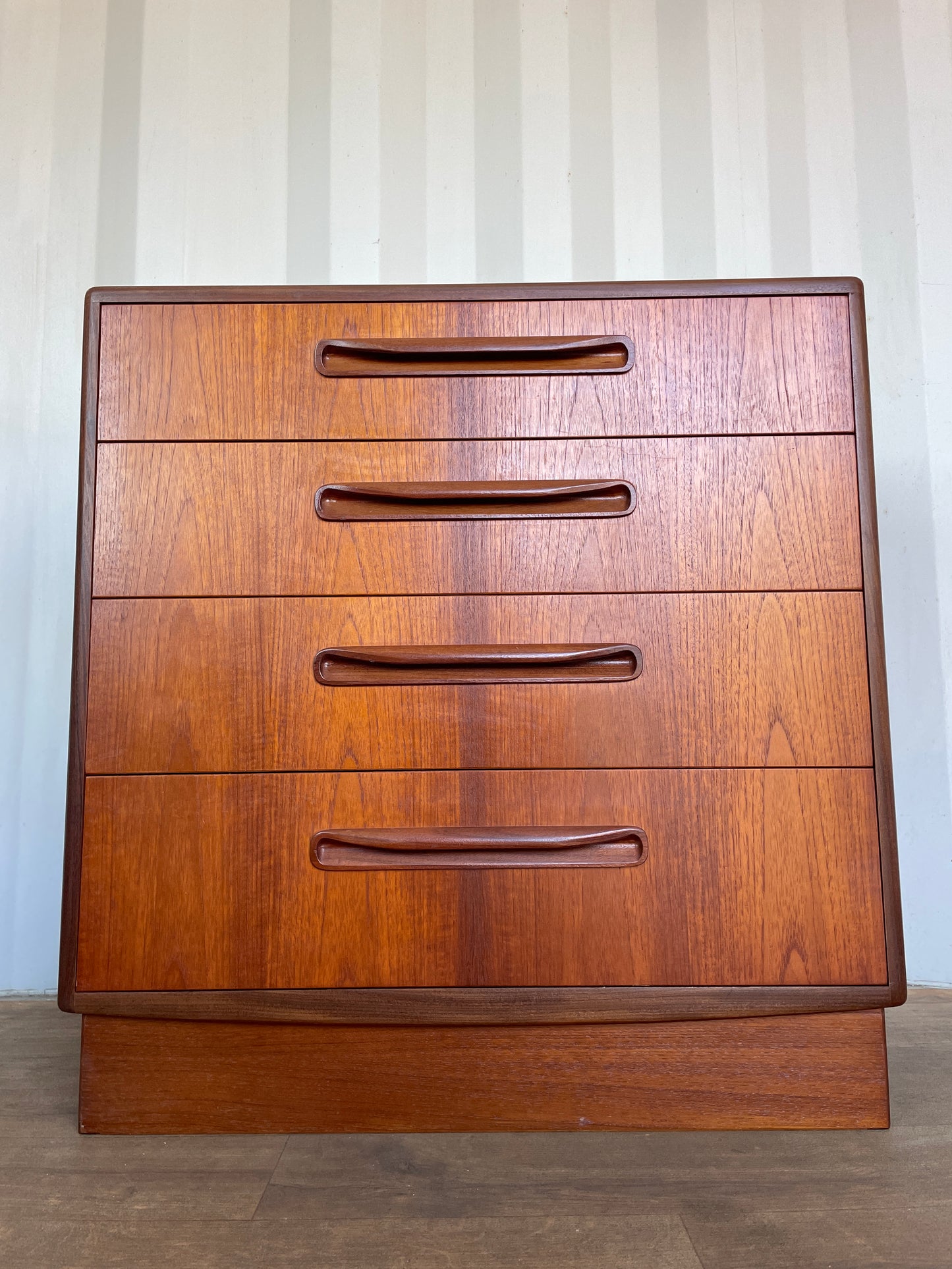 G Plan Fresco Vintage Teak Chest of Drawers – Mid Century 4 Drawer Cabinet – Sculpted Handles – 72cm