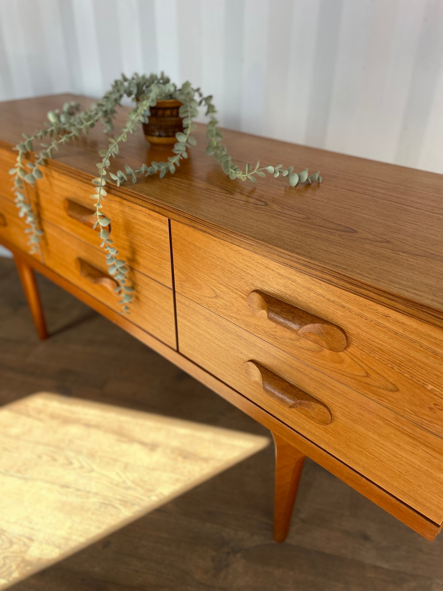 Mid-Century 6 Drawer Sideboard Austinsuite Vintage Teak Chest of Drawers – Sculpted Handles